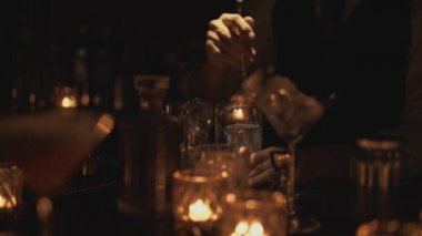 Gerçek zamanlı bir barmen kokteyl malzemelerini karıştırıyor. Bir barmen Bangkok, Tayland 'da bir barda kokteyl hazırlıyor..