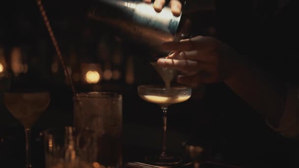 Handheld em tempo real close-up de um barman preparando um coquetel em um bar em Bangkok, Tailândia. Vida noturna de uma cidade grande — Vídeo de Stock