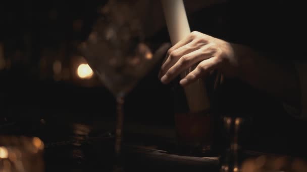 Foto ravvicinata in tempo reale di un barista che prepara un cocktail in un bar di Bangkok, Thailandia. Vita notturna di una grande città . — Video Stock