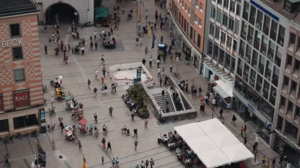 2014 년 6 월 25 일에 확인 함 . MUNH, Germany - JUNE 25, 2019: Top view shot of people walking on Marienplatz in Munich — 비디오