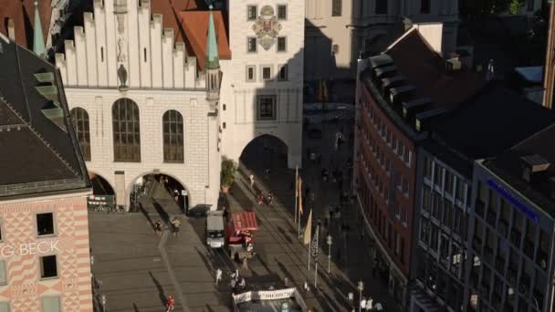 MUNICH, ALEMANIA - 25 de junio de 2019: Vista inclinada de la catedral gótica de la iglesia de San Pedro de Múnich — Vídeo de stock