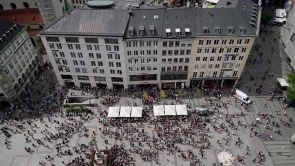 MUNICH, ALEMANHA - JUNHO 25, 2019: Acima do topo estão as multidões de pessoas no centro de Munique — Vídeo de Stock