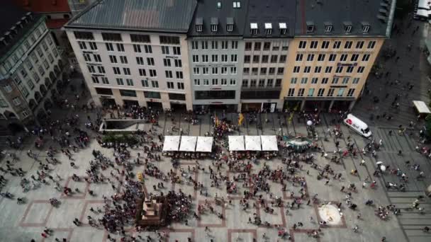 MONACO, GERMANIA - 25 GIUGNO 2019: Sopra la sommità della folla nel centro di Monaco di Baviera — Video Stock