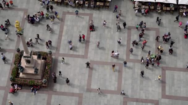 2014 년 6 월 25 일에 확인 함 . MUNH, Germany - JUNE 25, 2019: Top view shot of people walking on Marienplatz in Munich — 비디오