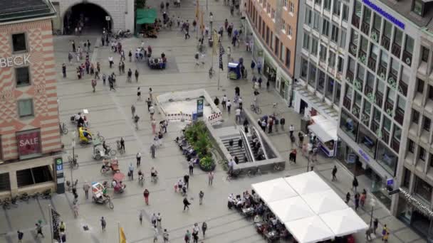 MUNICH, ALEMANHA - JUNHO 25, 2019: Top view shot of people walking on Marienplatz in Munich — Vídeo de Stock