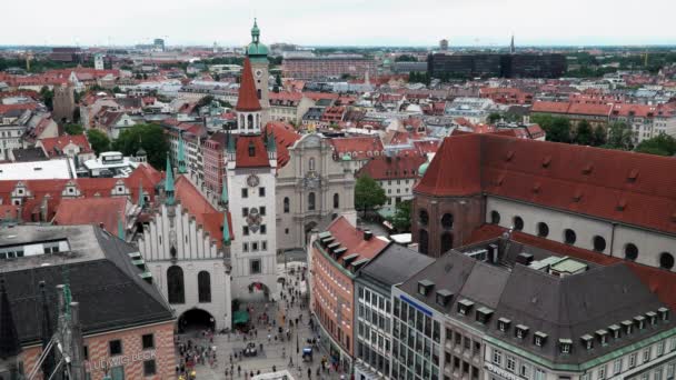 MUNICH, ALEMANIA - 25 DE JUNIO DE 2019: Personas caminando en la Marienplatz, una plaza central en el centro de la ciudad de Munich — Vídeos de Stock