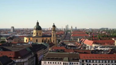 MUNİK, Almanya - 25 Haziran 2019: Münih Marienplatz 'ın gökyüzü manzaralı panoraması