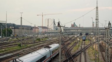 MUNİH, Almanya - 25 Haziran 2018: Münih merkez tren istasyonunun ve hareket halindeki trenin Gimbal çekimi