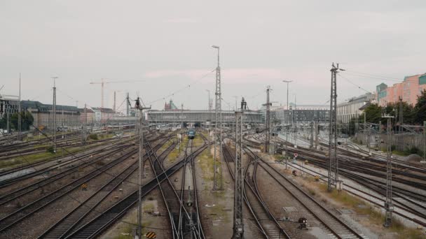 MUNICH, ALLEMAGNE - 25 JUIN 2018 : Gimbal shot of Munich central railway station under grey sky — Video