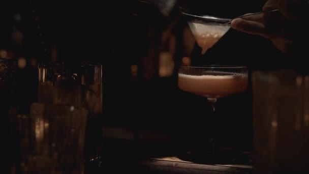 Echtzeit-Nahaufnahme eines Barkeepers bei der Zubereitung eines Cocktails in einer Bar in Bangkok, Thailand. Nachtleben einer Großstadt. — Stockvideo