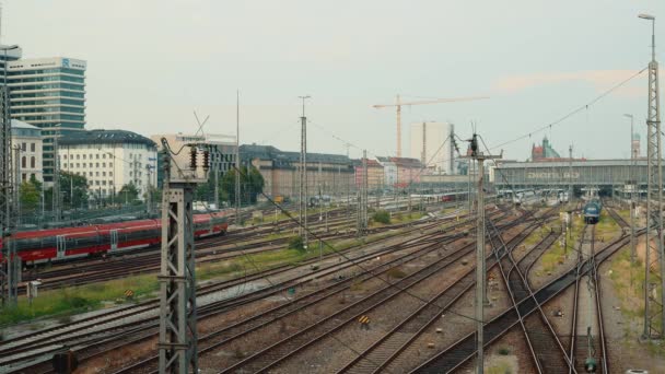 MUNICH, ALEMANHA - JUNHO 25, 2018: Gimbal tiro da estação ferroviária central de Munique e trem — Vídeo de Stock