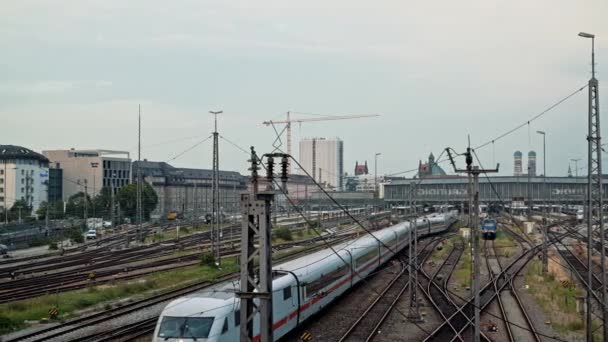 MONACO, GERMANIA - 25 GIUGNO 2018: Gimbal pan shot della stazione centrale di Monaco e treno in movimento — Video Stock