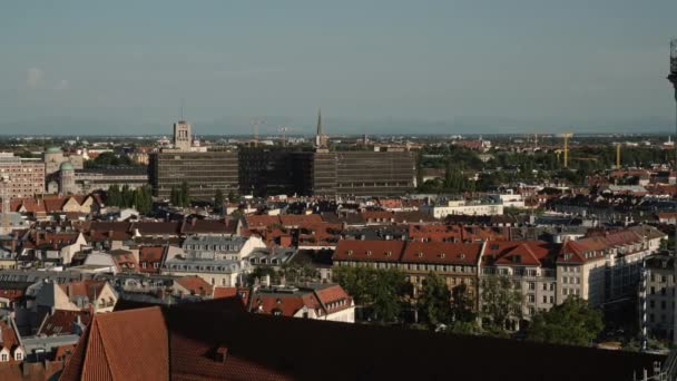Pan πυροβόλησε αριστερά προς τα δεξιά, κόκκινες στέγες της παλιάς πόλης του Μονάχου με ορίζοντα — Αρχείο Βίντεο