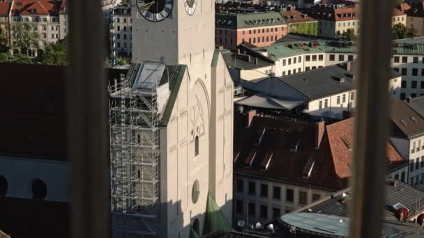 Naklonit se záběr Mnichov St. Peters kostel ve výstavbě — Stock video