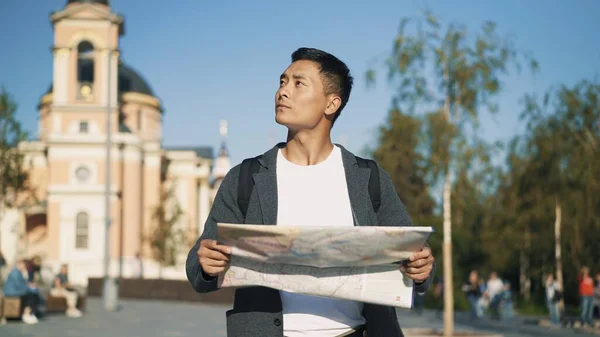 Portrait d'un jeune Asiatique regardant une carte. Touriste à Moscou. Moscou est la capitale de la Russie . — Photo