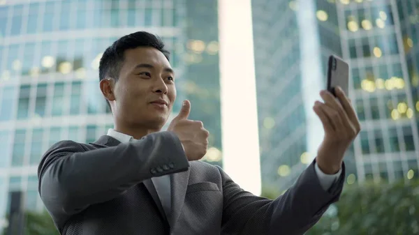 Portrét mladého asijského podnikatele, který vede rozhovor videoklipem — Stock fotografie