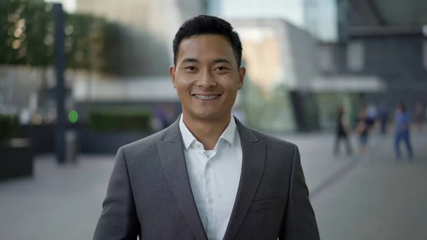 Retrato de um jovem empresário asiático feliz sorrindo. O conceito de sucesso na carreira . — Fotografia de Stock