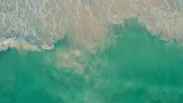 Vista aérea del dron volando sobre las olas azules y la playa de arena, sin gente — Vídeo de stock