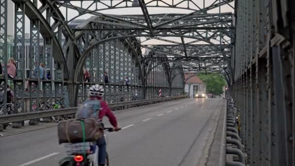 MUNICH, ALEMANHA - JUNHO 25, 2018: Gimbal tiro de veículos e pessoas na Ponte Hacker — Vídeo de Stock