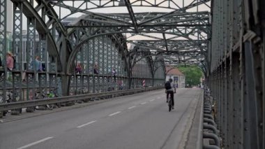 MUNICH, GERMANY - 25 Haziran 2018: Hacker Köprüsü 'nde bisikletçinin Gimbal çekimi