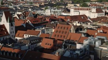 MÜZİK, Almanya - 25 HAZİRAN 2019 Pan, Münih 'in eski kırmızı çatıları, soldan sağa ateş etti