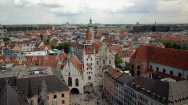 Münih, Almanya - 25 Haziran 2019 Bulutlu havada Münih Marienplatz 'ın Gimbal çekimi