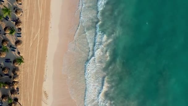 Kippender Drohnenblick fliegt bei sonnigem Wetter zurück zum thailändischen Strand — Stockvideo