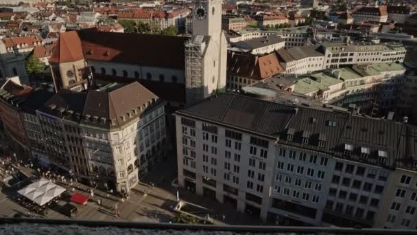 MUNICH, DUITSLAND - JUNI 25, 2019: Tilt up shot van München St Peters kerk gotische kathedraal — Stockvideo