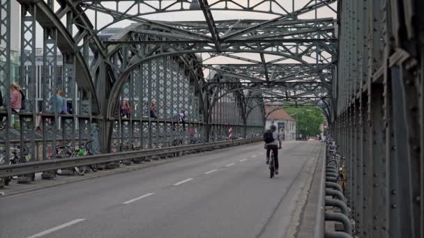 MUNICH, GERMANY - JUNE 25, 2018：Gimbal shot of bicyclist on Hacker Bridge — 图库视频影像