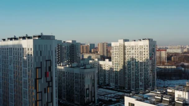 Drone tilt up shot de casas de la zona residencial en Europa — Vídeo de stock