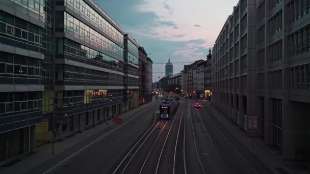 MNICHOV, NĚMECKO - 25. června 2018: Gimbalový záběr tramvaje projíždějící centrem Mnichova — Stock video