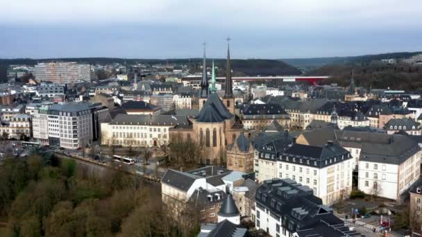 Drohnen-Zoom in der Luxemburger Innenstadt und in Kirchen im Sommer — Stockvideo