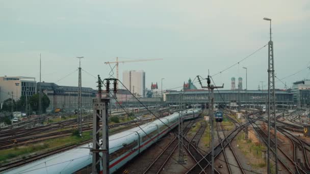 MUNICH, TYSKLAND - JUNI 25, 2018: Gimbal pan shot av Münchens centralstation och tåg rör sig — Stockvideo