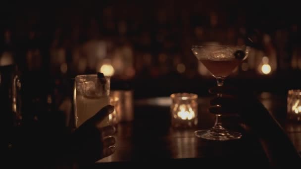 Gros plan d'un comptoir de bar dans un bar à Bangkok. Boissons humaines un cocktail, des bougies brûlent en arrière-plan . — Video