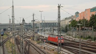 MUNİH, Almanya - 25 Haziran 2018: Münih merkez tren istasyonunun ve hareket halindeki trenin Gimbal çekimi