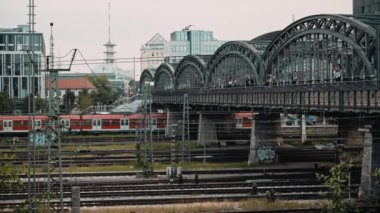 MUNİH, Almanya - 25 Haziran 2018: Münih 'teki merkez tren istasyonunda hacker köprüsü altından geçen kırmızı trenin Gimbal çekimi