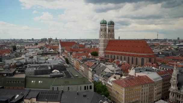 MUNICH, ΓΕΡΜΑΝΙΑ - 25 ΙΟΥΝΙΟΥ 2019: Κορυφαία φωτογραφία της εκκλησίας Marienplatz και της Αγίας Μαρίας στο Μόναχο — Αρχείο Βίντεο