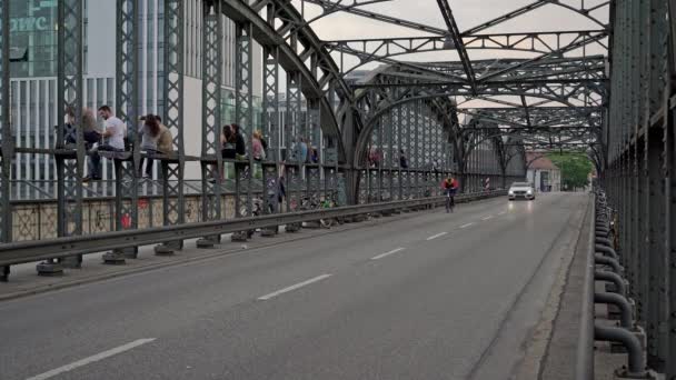 MNICHOV, NĚMECKO - 25. června 2018: Gimbal záběr vozidel a lidí na mostě Hacker — Stock video