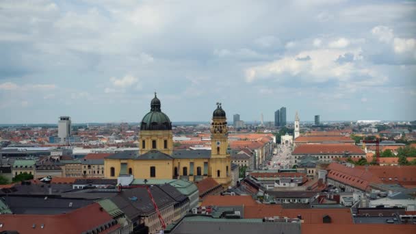 MUNICH, NÉMETORSZÁG - 2019. június 25.: München és a Szent Cajetán Színháztemplom légi kilátása — Stock videók