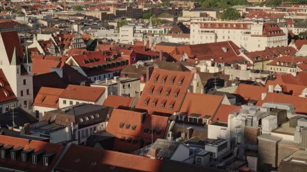 MUNICH, ALEMANIA - 25 de junio de 2019: Pan shot left to right, red roofs of Munich old town — Vídeos de Stock