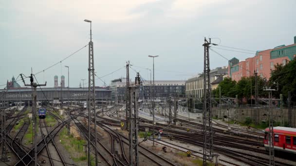 MUNICH, NIEMCY - 25 czerwca 2018: Gimbal strzał głównego dworca kolejowego w Monachium pod szarym niebem — Wideo stockowe