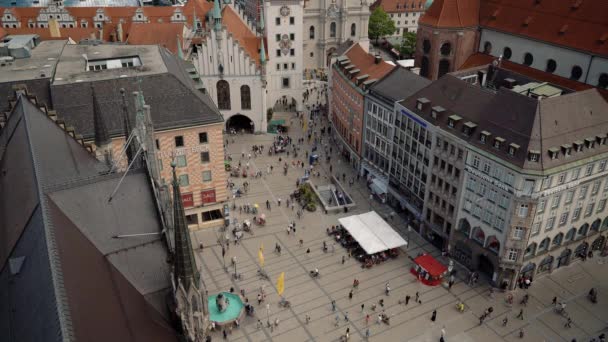 MÜZİK, GERMANE - 25 HAZİRAN 2019: Münih şehir merkezinde merkezi bir meydan olan Marienplatz 'da yürüyen insanlar — Stok video