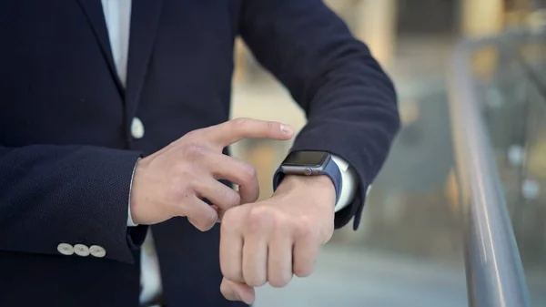 Primer plano del dedo del hombre de negocios deslizándose a la izquierda en smartwatch — Foto de Stock
