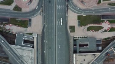 Bir bahar günü çok şeritli yolda, arabaların üzerinden insansız hava aracı uçuşu. Üst görünüm