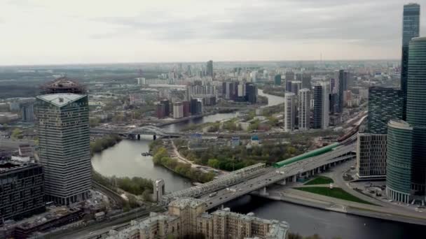 Drone luchtfoto uitzoomen van Moskou centrum gebouwen onder grijze bewolkte hemel — Stockvideo