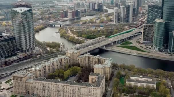Літаючий дрон над будівлями центру Москви під сірим хмарним небом — стокове відео