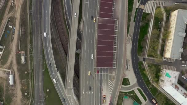 Εναέρια πτήση με drone πάνω από αυτοκίνητα σε δρόμο πολλαπλών λωρίδων σε μια ανοιξιάτικη μέρα — Αρχείο Βίντεο