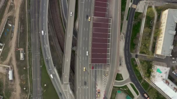 Avión no tripulado volar sobre los coches en carretera de varios carriles en un día de primavera — Vídeos de Stock