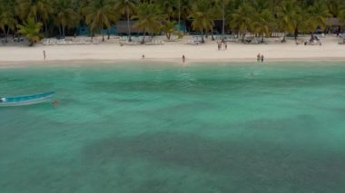 Güneşli bir günde Tayland plajı üzerinde insansız hava aracı görüntüsü