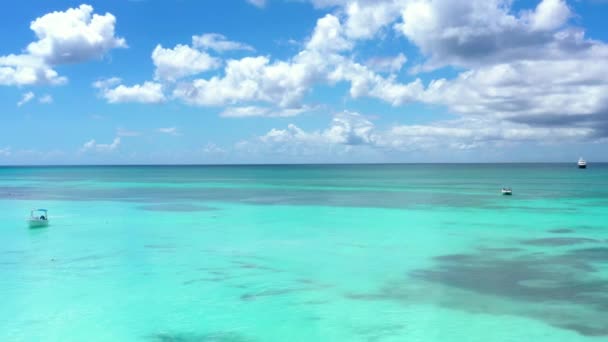 Беспилотный снимок бирюзового океана под солнечным облачным небом — стоковое видео